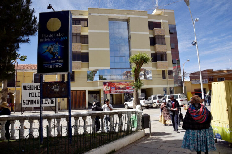 Vecinos toman el edificio municipal de Viacha y cercan al alcalde