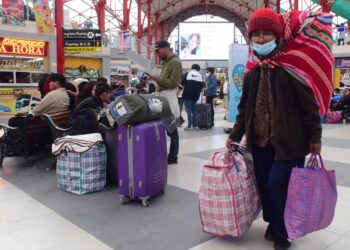 Sin salidas a Santa Cruz; en El Alto, La Paz y Cochabamba se suspendieron viajes terrestres