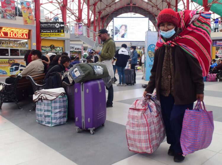 Sin salidas a Santa Cruz; en El Alto, La Paz y Cochabamba se suspendieron viajes terrestres