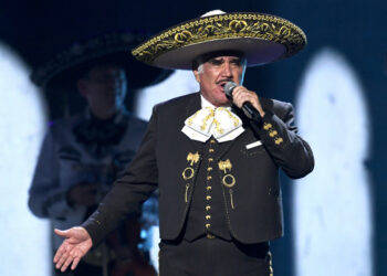 Juez detiene estreno de serie sobre astro mexicano Vicente Fernandez