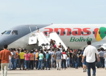 Pasajeros en vilo, BoA y Amaszonas sin vuelos por los problemas en Viru Viru