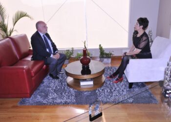El embajador de Brasil Luis Sobreira Lopes visitó las instalaciones de La Razón