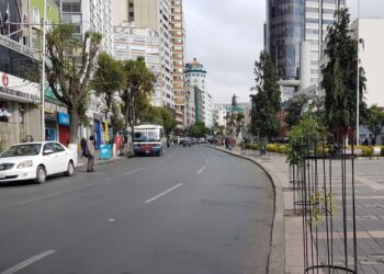 La ausencia de transporte por el cabildo de choferes genera molestias en los paceños