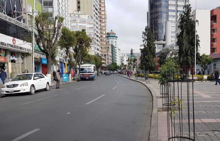 La ausencia de transporte por el cabildo de choferes genera molestias en los paceños