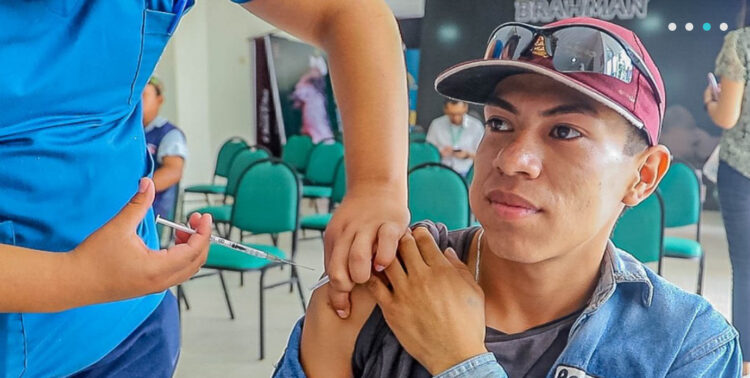 Habilitan campo ferial en Santa Cruz para vacunación tras alza de casos de COVID-19