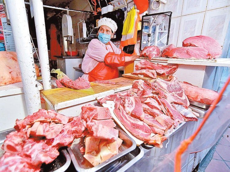 Ganaderos acusan a carniceros de La Paz por subida de la carne