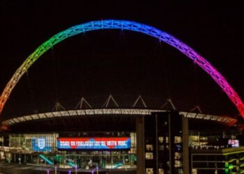 Wembley luce los colores del arco iris en apoyo a las personas LGBTQ+