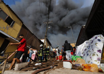 Incendio en Iquique: bolivianos relatan que perdieron todo y que solo están con la ropa en el cuerpo