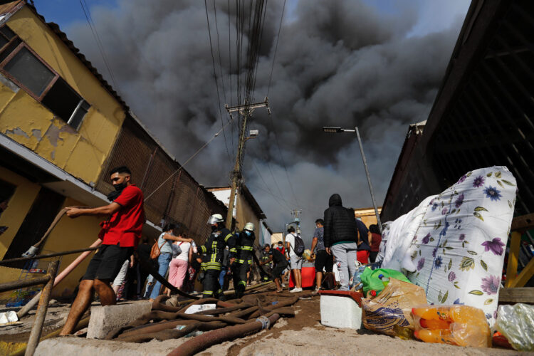 Incendio en Iquique: bolivianos relatan que perdieron todo y que solo están con la ropa en el cuerpo