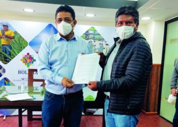 El ministro de Desarrollo Rural y Tierras, Remmy Gonzales, junto al nuevo director ejecutivo de la Institución Pública Desconcentrada Soberanía Alimentaria, Víctor Hugo Vásquez.