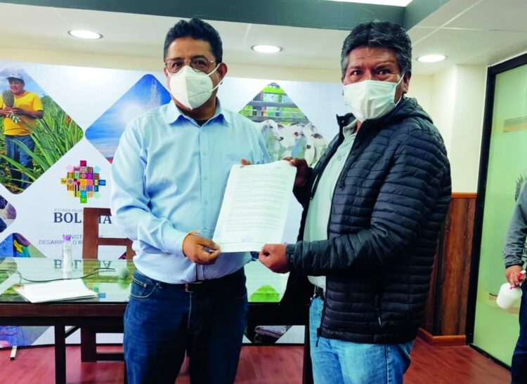 El ministro de Desarrollo Rural y Tierras, Remmy Gonzales, junto al nuevo director ejecutivo de la Institución Pública Desconcentrada Soberanía Alimentaria, Víctor Hugo Vásquez.