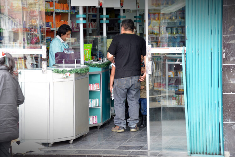 Defensa del Consumidor pide a la población denunciar ‘cobros excesivos’ en clínicas y farmacias