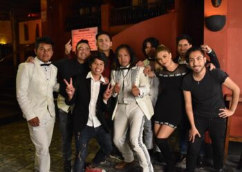 Los personajes se divierten durante la grabación de una escena de la película.