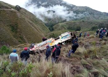 Bus se despeña 400 metros y deja 11 muertos en Cochabamba