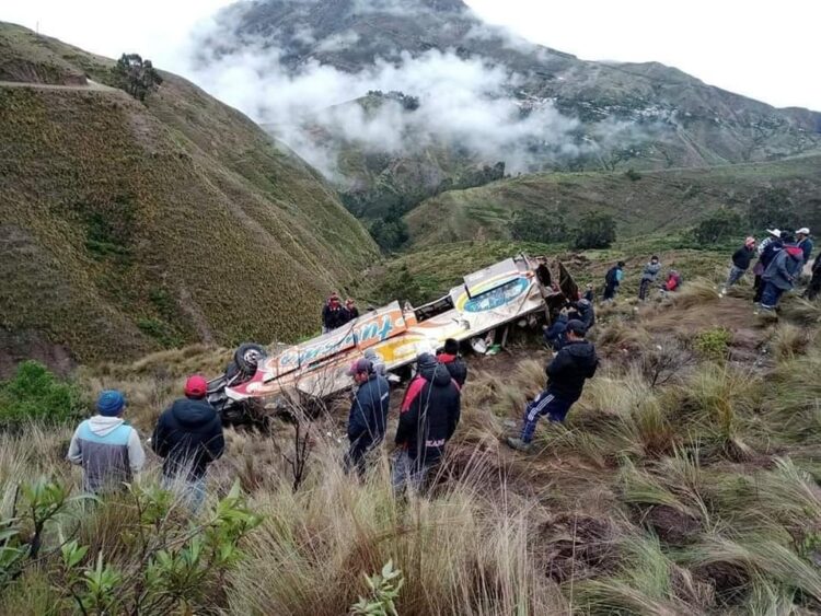 Bus se despeña 400 metros y deja 11 muertos en Cochabamba