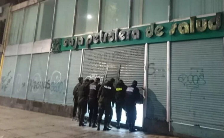 Bomberos presume ‘causas eléctricas’ en el incendio en una oficina de la Caja Petrolera