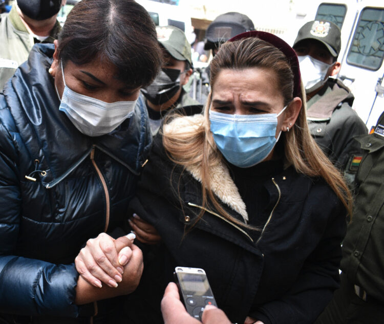 A un día del comienzo de su juicio, Jeanine Áñez se declara en huelga de hambre