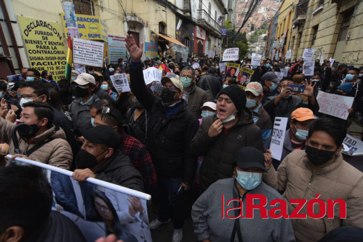 La audiencia previa del inicio de juicio contra Áñez comienza con desorden y protestas