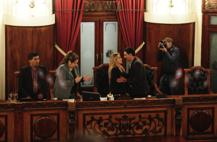 Áñez, sugerida en la UCB y proclamada luego sin quorum ni el MAS
