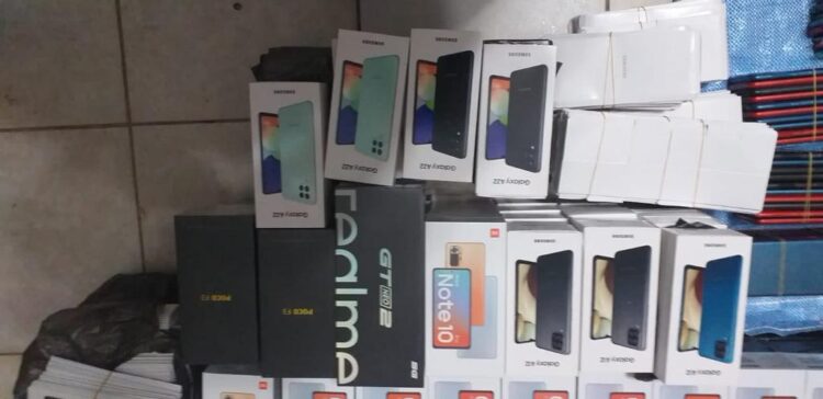 La Aduana Nacional comisa celulares valuados en casi Bs 1,5 millones
