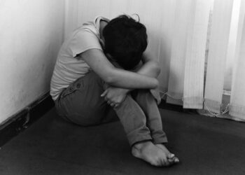 Envían a la cárcel a una mujer por violenta golpiza a su hijo de 11 años