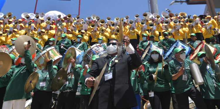La alegría del Carnaval llega a Oruro al ritmo de las bandas