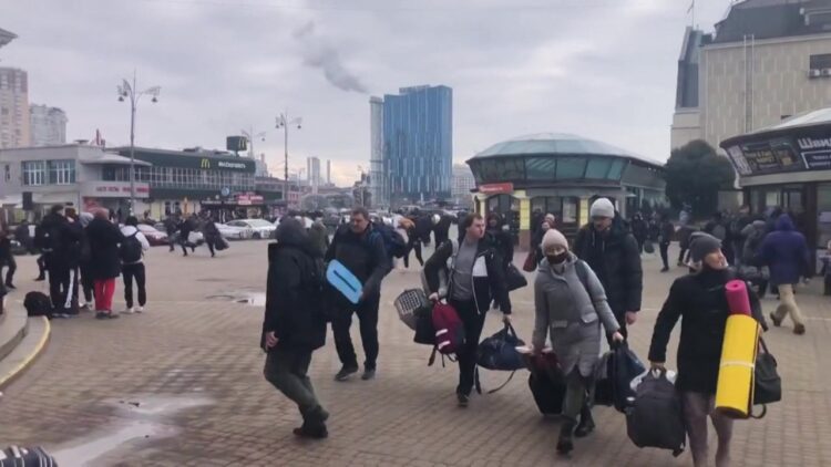 UE debe prepararse para crisis con desplazados de Ucrania, advierte comisario europeo