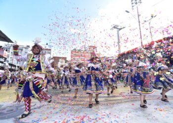 Una fraternidad de Thinkus baila por el recorrido de la tradicional entrada en honor a la Virgen del Socavón. Fotos: Rodwy Cazón