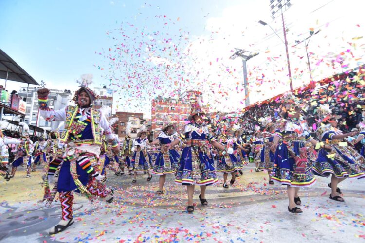Una fraternidad de Thinkus baila por el recorrido de la tradicional entrada en honor a la Virgen del Socavón. Fotos: Rodwy Cazón