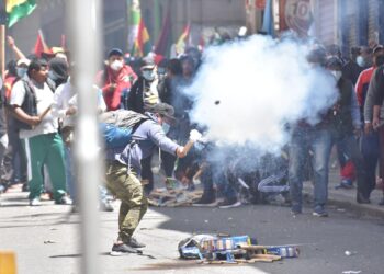 Policías y maestros urbanos se enfrentan en La Paz en un segundo día de protestas