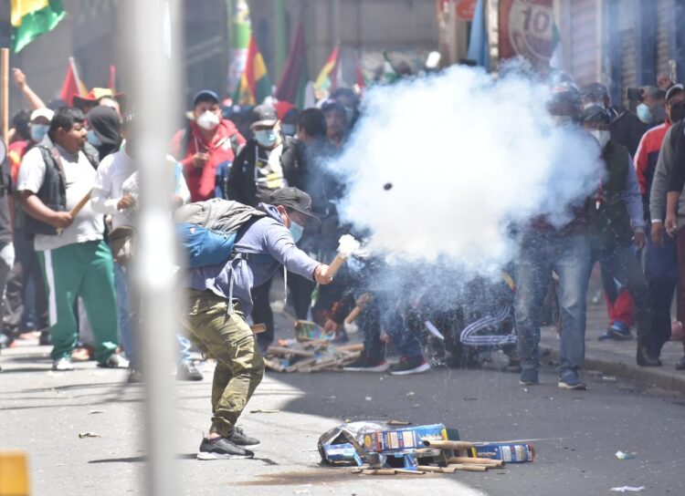 Policías y maestros urbanos se enfrentan en La Paz en un segundo día de protestas