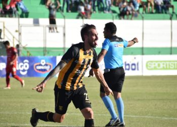The Strongest regala a su afición un triunfo y liderato