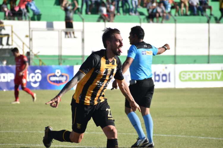 The Strongest regala a su afición un triunfo y liderato
