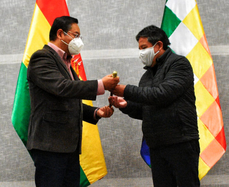 Arce viaja a Argentina y entrega el bastón de mando a Choquehuanca