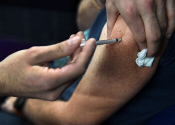 Reino Unido aprueba una vacuna de Moderna contra la variante ómicron