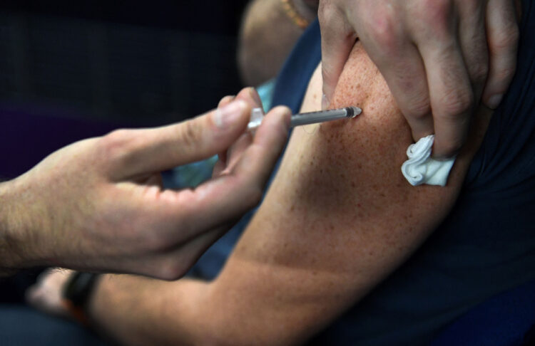 Reino Unido aprueba una vacuna de Moderna contra la variante ómicron