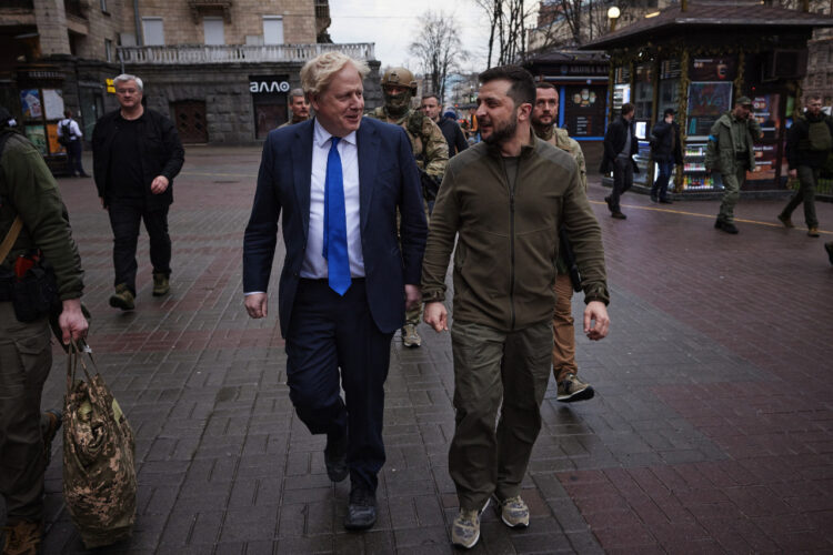 Johnson y Zelensky se pasean juntos por Kiev