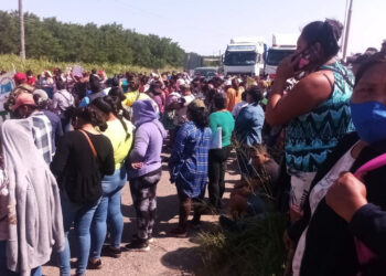 Bloqueo en Warnes continúa y enfrenta a pobladores con transportistas