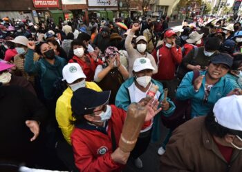 Trabajadores de la CNS cumplen segundo día de paro y mantienen protestas en La Paz