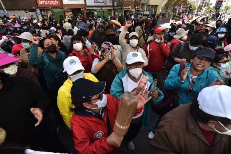 Trabajadores de la CNS cumplen segundo día de paro y mantienen protestas en La Paz