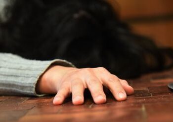Una mujer es asesinada en un alojamiento y el caso se investiga como feminicidio