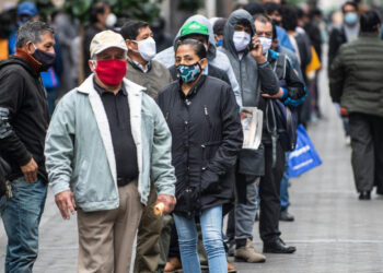 Ecuador impone el uso de mascarilla en espacios cerrados por COVID-19.