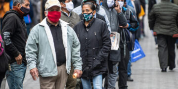 Ecuador impone el uso de mascarilla en espacios cerrados por COVID-19.