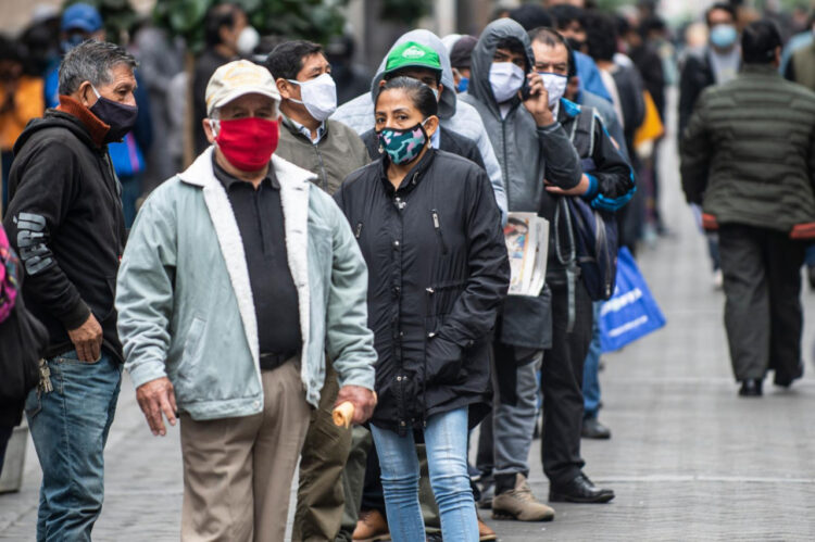 Ecuador impone el uso de mascarilla en espacios cerrados por COVID-19.