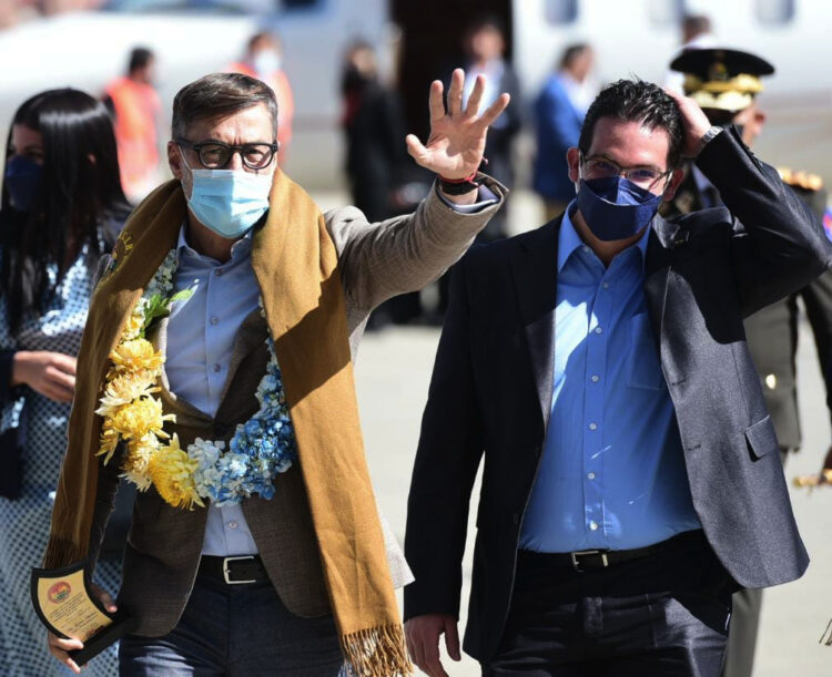 El Canciller de Venezuela llega a Bolivia para abordar temas de cooperación bilateral