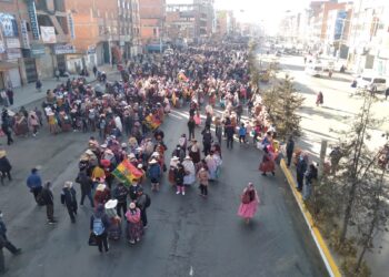 Padres de familia de El Alto marchan por demandas incumplidas de la Alcaldía