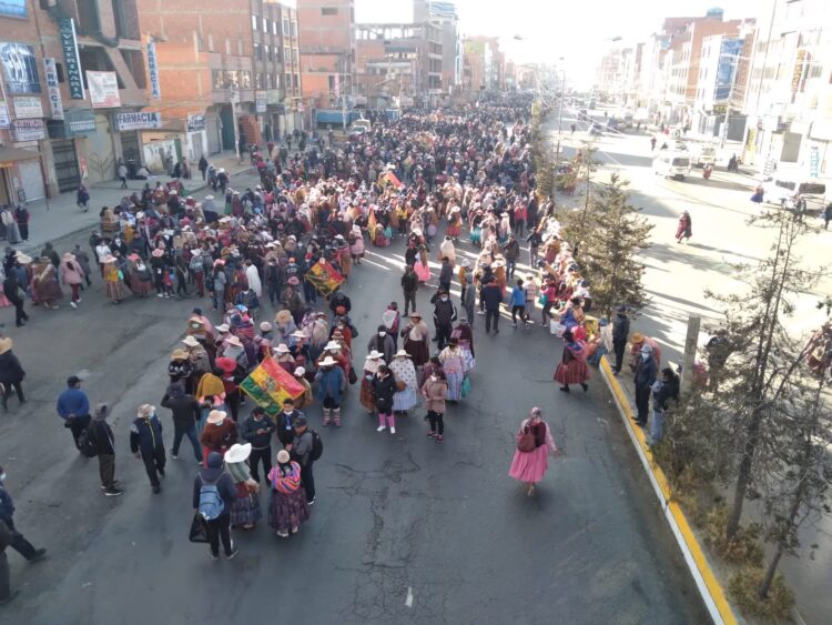 Padres de familia de El Alto marchan por demandas incumplidas de la Alcaldía