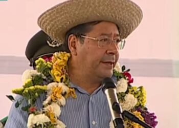 Arce dice que ‘Santa Cruz se viste de azul’ con la entrega de obras