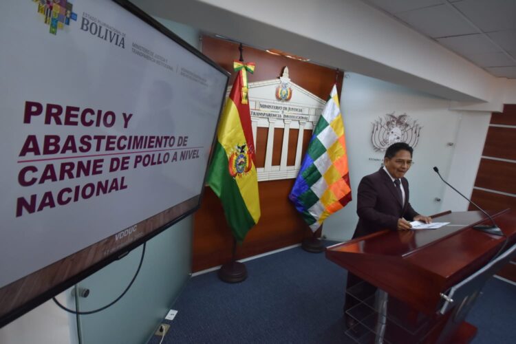Viceministro Silva afirma que el precio de la carne de pollo bajó en los mercados del país