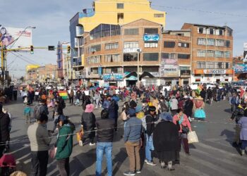 Varios puntos de El Alto amanecen con bloqueos de padres de familia